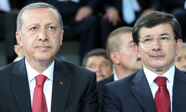 الحزب الحاكم في تركيا يعقد مؤتمرا طارئا خلال شهر ومستقبل رئيس الوزراء على المحك