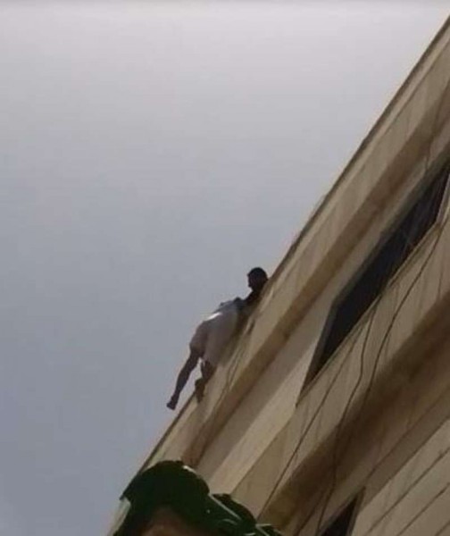 بالفيديو.. كويتي بين السماء والأرض يقاوم رجال الإنقاذ