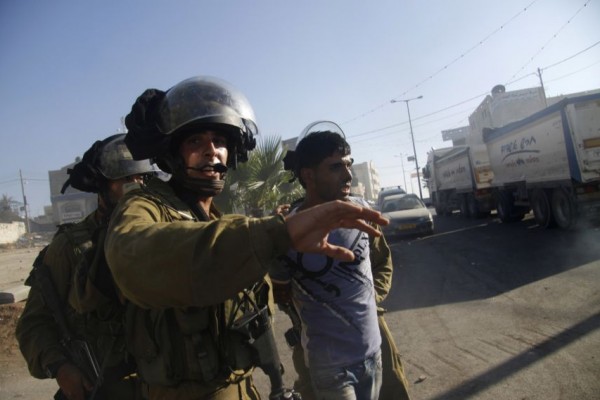 بالفيديو..الاحتلال يعتقل فلسطينيا بزعم حيازته سكينا بالخليل