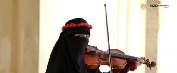 شاهد: منقبة تعزف الكمان في المسجد في مصر