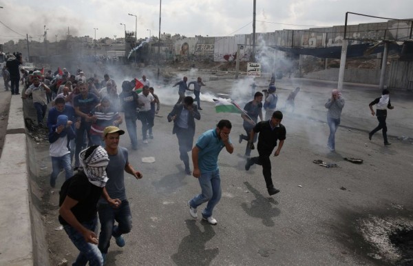11 إصابة بأعيرة معدنية بمواجهات في أبو ديس القدس