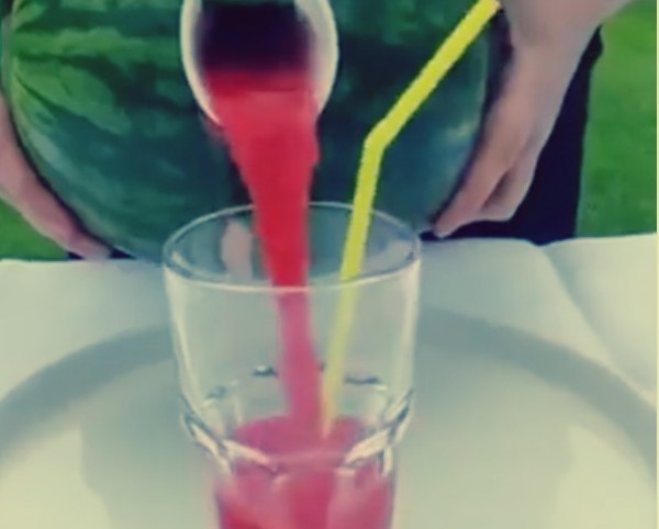 فيديو: طريقة صنع عصير البطيخ في المنزل: تغلّب على عطش الصيف