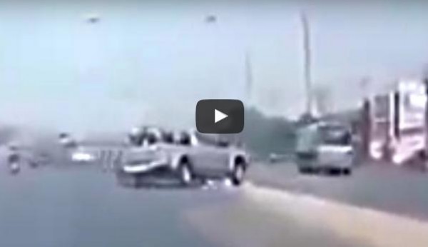 فيديو: سائق متسرع يستعين بسيارتين للاصطدام بشاحنة