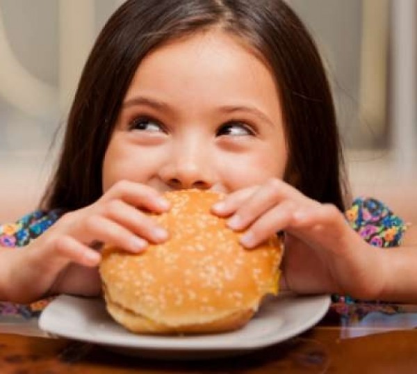 10 أخطاء تقع فيها الأمهات تمنع تناول الأطفال للطعام