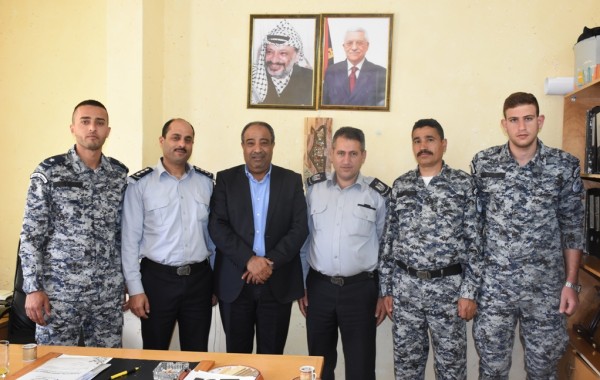 محافظ سلفيت يزور مديرية الضابطة الجمركية ويشيد بأدائها
