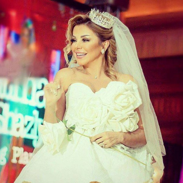 صور.. رزان مغربي بفستان زفاف غريب التصميم " فوق الركبة"