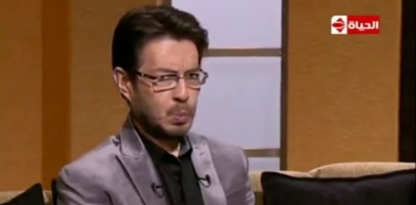 أحمد زاهر يجسد شخصية "فرج" بطريقته.. وزوجته تدخل في نوبة ضحك