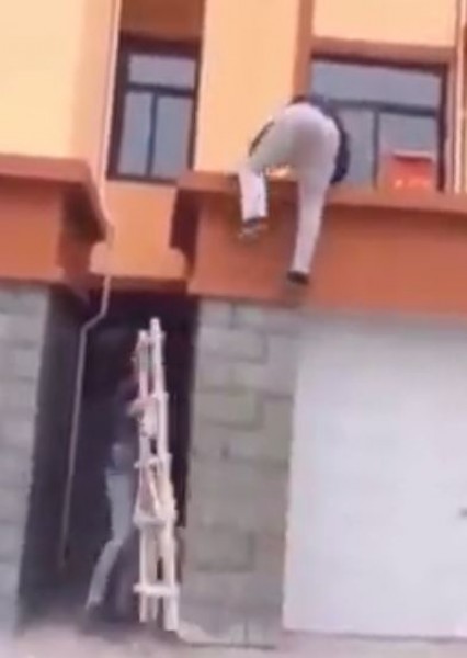 لا تحاول إبعاد نظرك عن السلالم !!