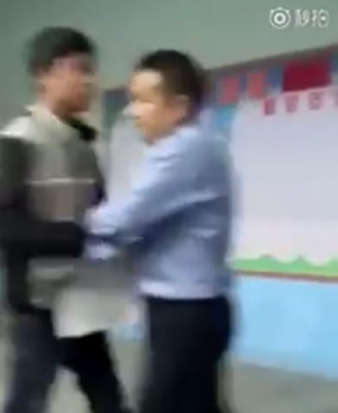شجار عنيف بين مدرس صيني ومجموعة من الطلبة