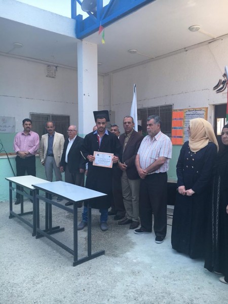 مدرسة فرخه الثانوية المختلطة تخرج طلبة التوجيهي وتكرم طلبتها المتفوقين