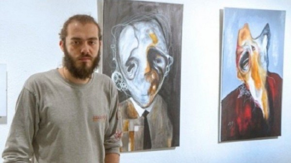 لاجئ سوري يحول أهوال الحرب إلى لوحات فنية