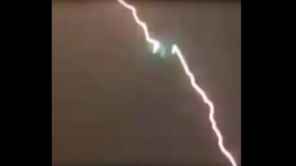 صاعقة قوية تضرب طائرة ركاب في السعودية