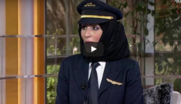 شاهد: مسن رفض الإقلاع بالطائرة حين علم أن قائدتها امرأة