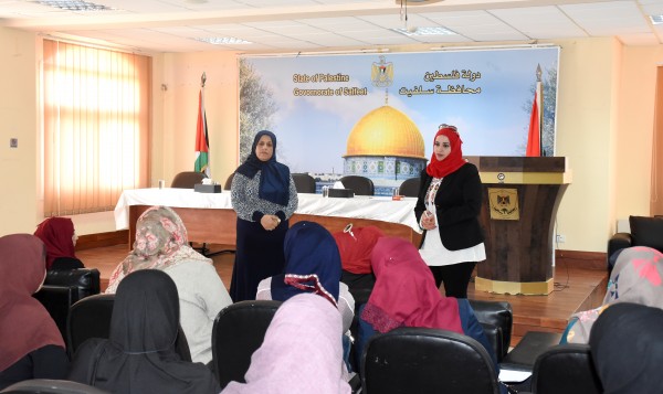 محافظة سلفيت تعقد اجتماعا لعضوات مركز "تواصل" لتمكين النساء