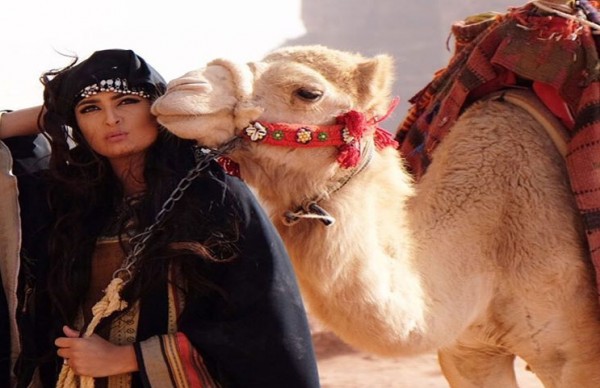 علا الفارس من إعلامية إلى فاتنة الصحراء المعاصرة