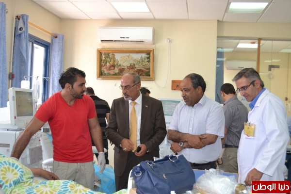 "الغرفة التجارية" تسلم جهاز غسيل كلى لمستشفى الشهيد ياسر عرفات في سلفيت
