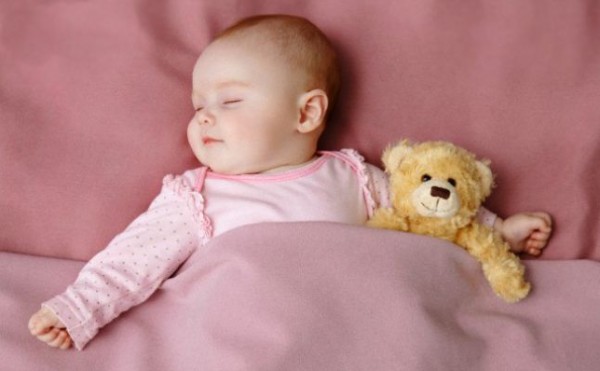 كيف أساعد طفلي على النوم في وقت محدد ؟