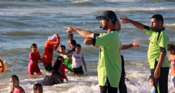 30 منقذاً فقط لحماية المصطافين على شاطئ مدينة غزة