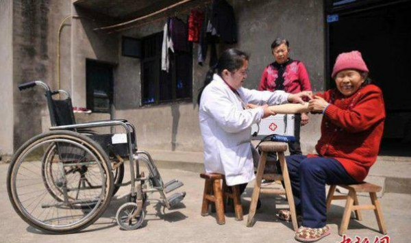 طبيبية أسيوية مبتورة القدمين تساعد المرضى في بلدها