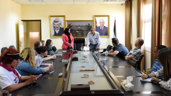 وفد طلابي اجنبي يزور محافظة سلفيت ويطلع على اوضاعها