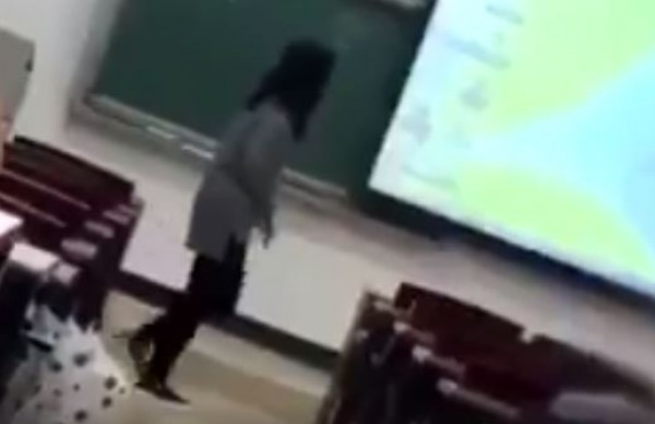 محاضر جامعي يأمر طالب بتحطيم هاتفه النقال بعد ضبطه يستخدمه أنثاء المحاضرة