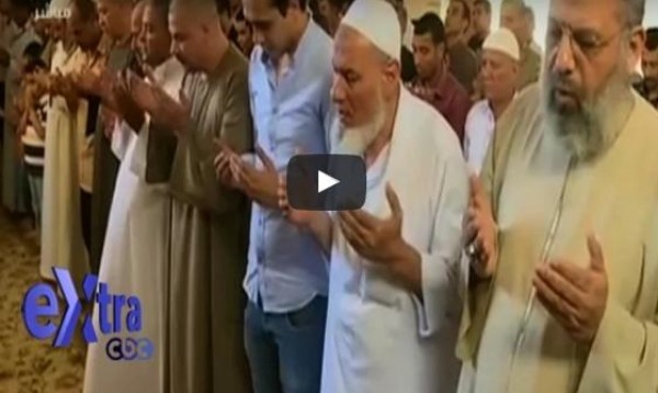 أهالي قرية ميت بدر حلاوة يؤدون صلاة الغائب على أرواح ضحايا الطائرة