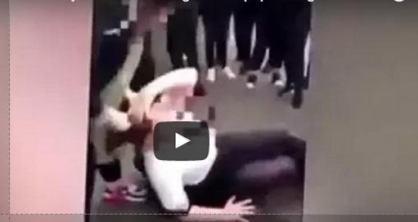 فيديو: طالبة تضرب زميلتها «علقة ساخنة»