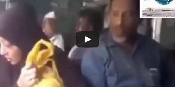 رجل يعتدي على زوجته في "حافلة" بطريقة وحشية