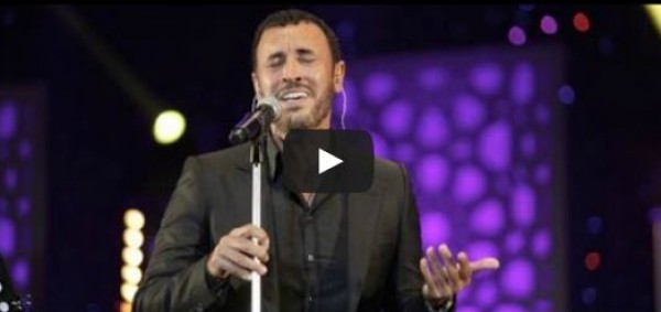 فتاة تنزل كاظم الساهر من فوق المسرح بمهرجان "موازين"