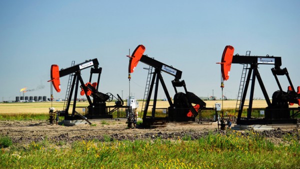 النفط يتراجع بعد تصريحات إيرانية بشأن الإنتاج