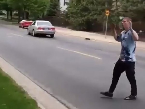 شاهد لحظات قليلة كادت أن تتسبب في وفاته