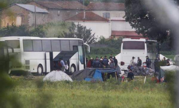 إخلاء مخيم ايدوميني للاجئين في اليونان يجري “ببطء وهدوء”