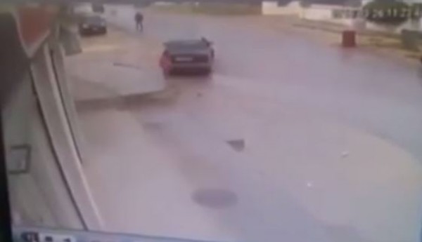 حادث مروري كاد أن يودي بحياة طفل صغير