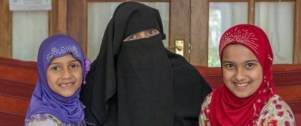 أمٌّ بريطانية مسلمة تواجه عقوبة مالية بسبب اصطحاب ابنتيها للعمرة أثناء دراستهما