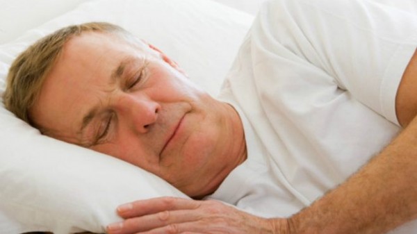هل نحتاج إلى ساعات نوم أقل كلما تقدم بنا العمر؟