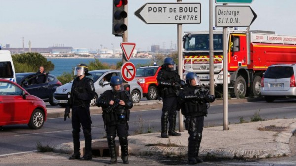 قانون الخمري يصعّد الاحتجاجات في فرنسا وأهل الفلوجة بين نيران الجيش والجهاديين