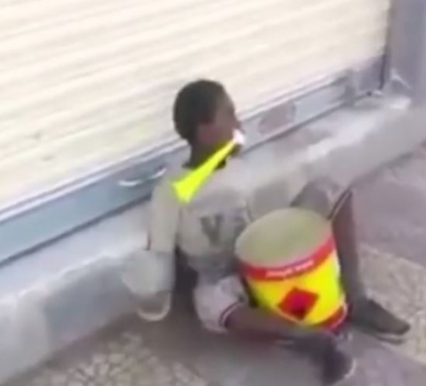 طفل يعزف كفرقة كاملة