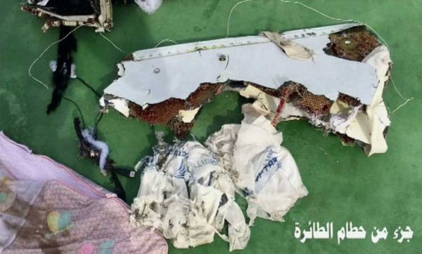 بدء جمع عينات من الحمض النووي لأهالي ضحايا الطائرة المصرية المنكوبة والطب الشرعي ينفي تقارير تلمح لتفجير على متنها