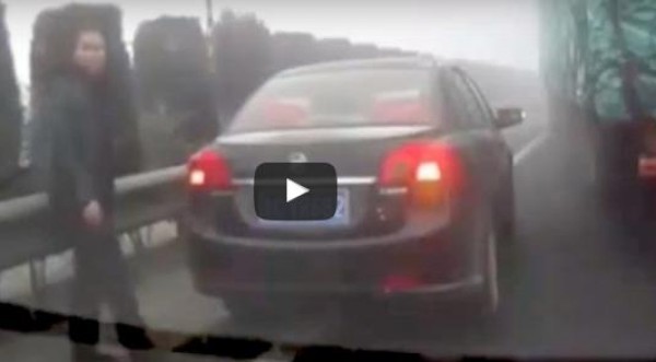 شاهد: سائق يهرب من الموت بسبب حبه لسيارته