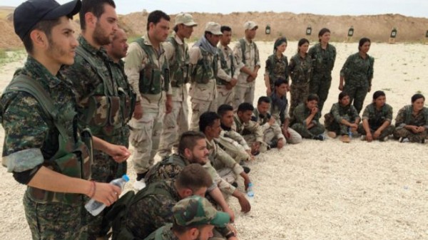 تحالف بقيادة الأكراد يعلن بدء هجوم "لطرد مسلحي الدولة من شمال الرقة"
