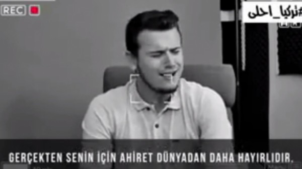 شاب تركي يقلد مشاهير القراء بصوت رائع من بينهم السديس والمعيقلي (فيديو)