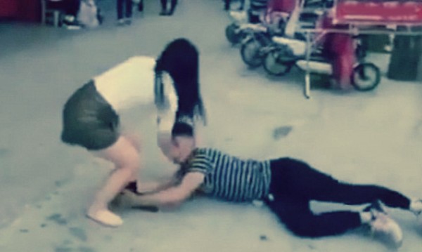 بالفيديو .. شاب يتمسك بقدم حبيبته كي لا تتركه: صفعته على وجهه عشرات المرات