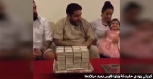 بالفيديو.. كويتي يهدي حفيدته مبلغا ماليا بقدر وزنها احتفالا بعيد ميلادها