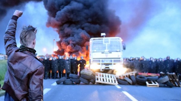 فرنسا: الإضراب العمالي في مصافي الوقود يأخذ منحى خطيرا