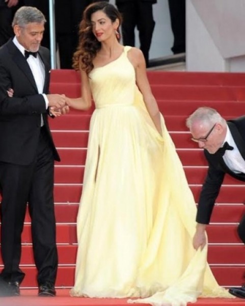 صحافية عالمية تهاجم أمل كلوني بسبب فستانها الأصفر في "كان"