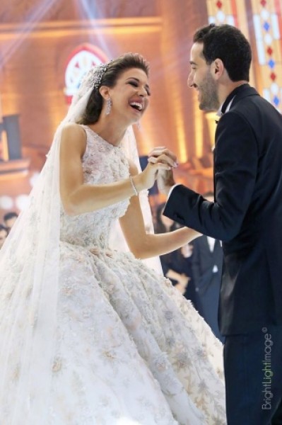 بالصور .. ابن وزير لبناني يتزوّج سوريّة وفستانها يشعل مواقع التواصل!