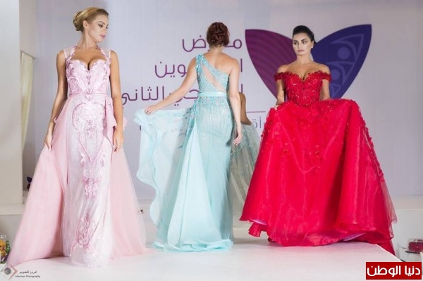 مصممة الأزياء الإماراتية منى المنصورى مهرجان للموضة بشرم الشيخ