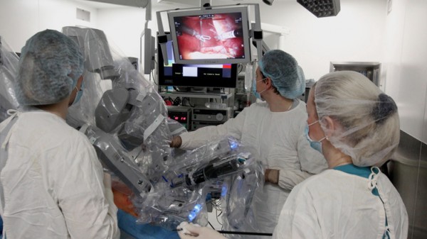 إجراء أول عملية روبوت جراحية في روسيا