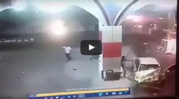 بالفيديو: شاهد تهور شابين يتسبب في حادث مروع داخل محطة بنزين في السعودية