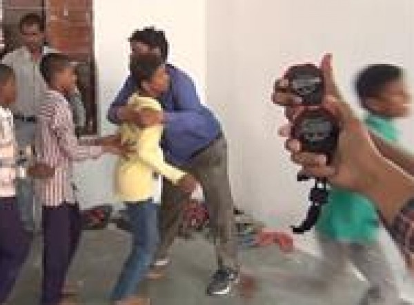 بالفيديو: هندي يعانق 77 شخصاً خلال دقيقة واحدة